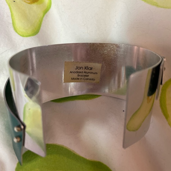 Unique green & silver bangle - Picture 3 of 6